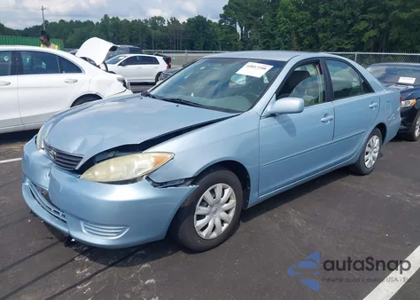 2005 Toyota Camry Le z USA, uszkodzony, nr VIN 4T1BE32K75U979568